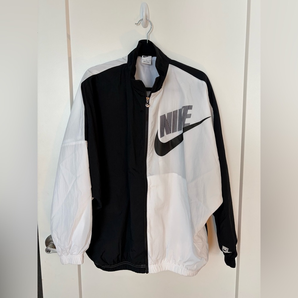 Nike unisex Black and White Windbreaker Jacket.  Baggy and stylish.